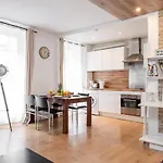 Rue Cler - Eiffel Tower City Apartment